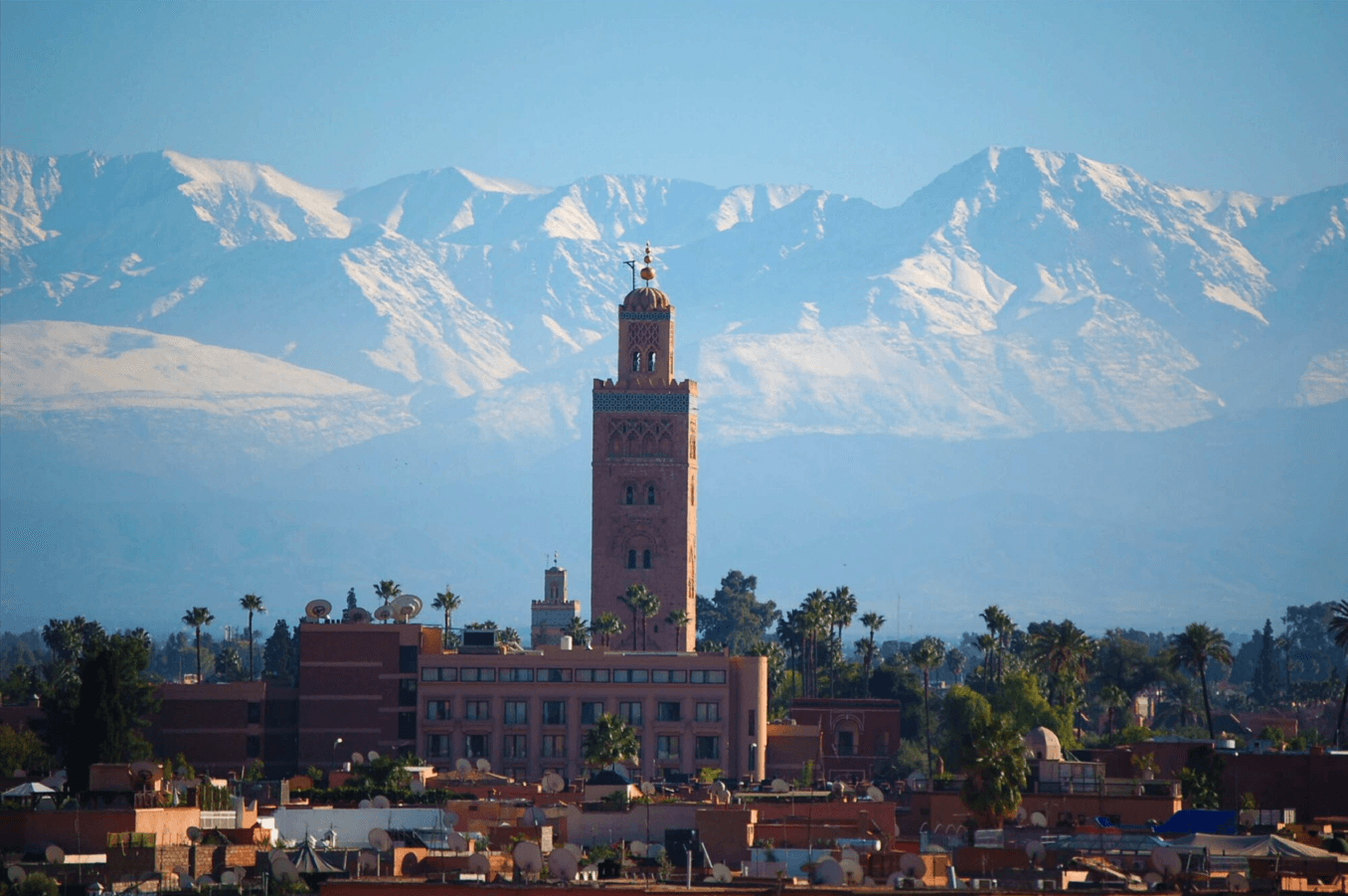 Vue de Marrakech avec la Koutoubia et l'Atlas enneigé