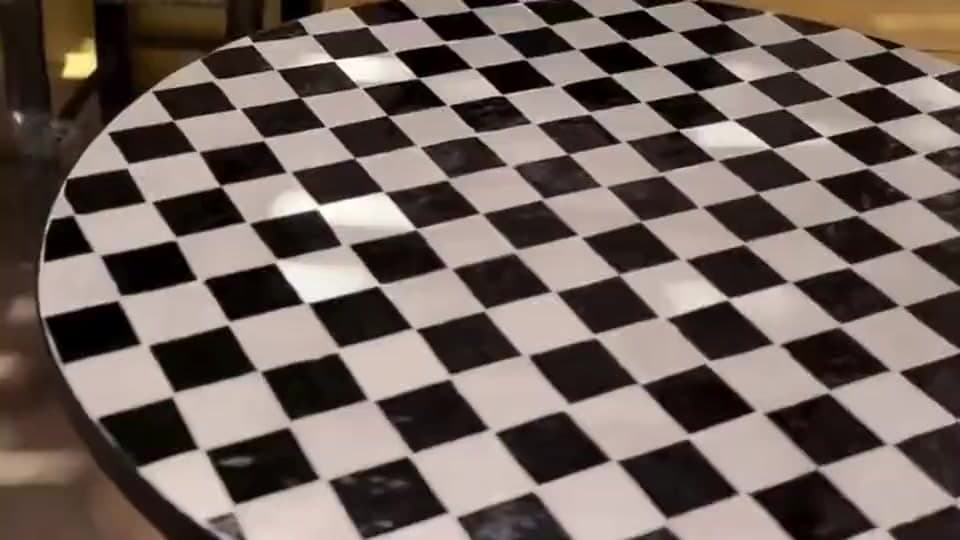 Plateau de table fini en damier noir et blanc