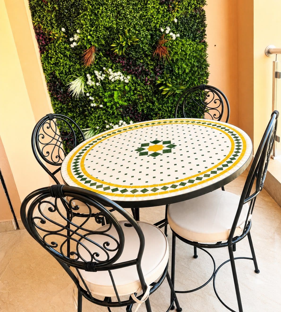 Ensemble Table Ronde en Zellige (Vert et Jaune) avec 4 Chaises